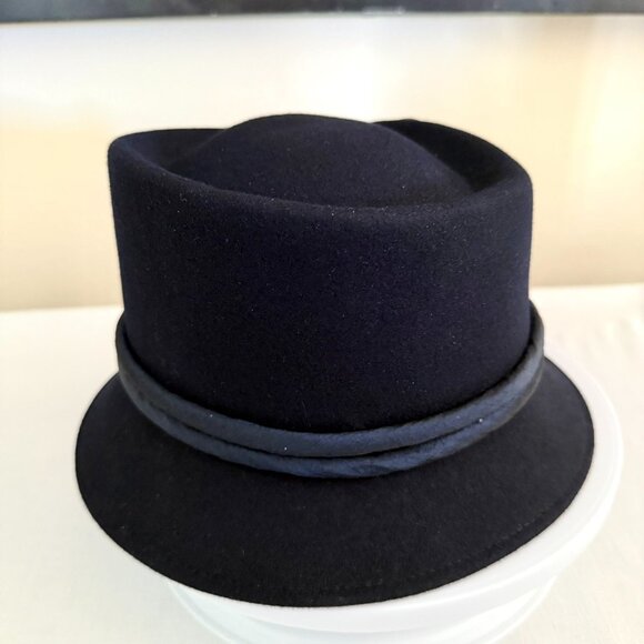 Isabelle Recanati Black Felt Hat with Sculpted Satin Flowers Dramatic Gothic Ele - Picture 15 of 16